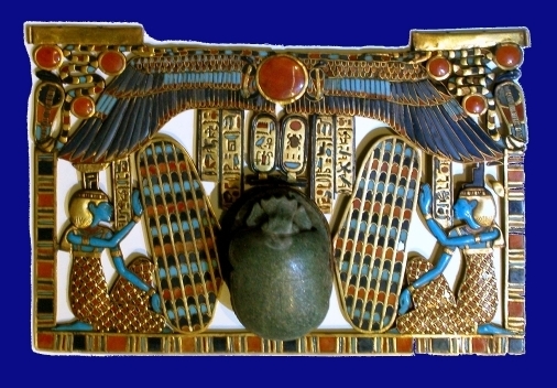 Pektoral von Tut Ankh Amun mit Isis, Nephtys, Scarabäus